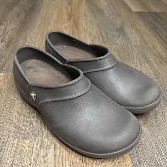 Crocs Lock Clogs Womens Size 7 Brown Slip‎ Resistant Non Marking Slip On Comfort - Picture 7 of 9